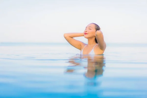 Retrato Bonito Jovem Asiático Mulher Relaxar Sorriso Redor Piscina Livre — Fotografia de Stock