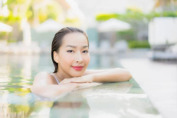 美しい若いアジアの女性の肖像ホテルリゾートの屋外スイミングプールの周りの笑顔をリラックス海のビーチの海の近く — ストック写真