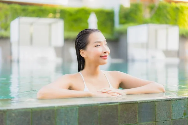 Retrato Hermosa Joven Mujer Asiática Relajarse Sonrisa Alrededor Piscina Aire —  Fotos de Stock