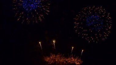 Gece gökyüzündeki güzel havai fişeklerin görüntüleri