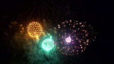 Gece gökyüzündeki güzel havai fişeklerin görüntüleri