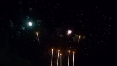 Gece gökyüzündeki güzel havai fişeklerin görüntüleri