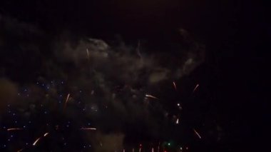 Gece gökyüzünde patlayan havai fişeklerin yakın çekim görüntüleri.