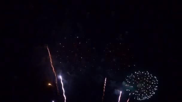 záběry krásného ohňostroje na noční obloze