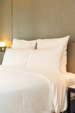 Yatak odasının iç dekorasyonunda beyaz rahat yastık.