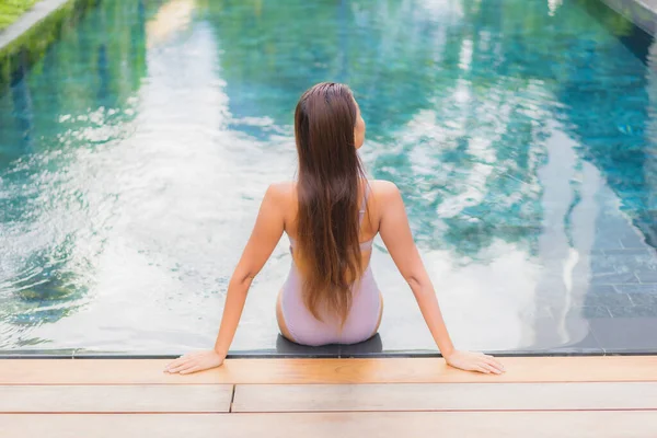 Retrato Bonito Jovem Asiático Mulher Relaxar Sorriso Lazer Redor Piscina — Fotografia de Stock