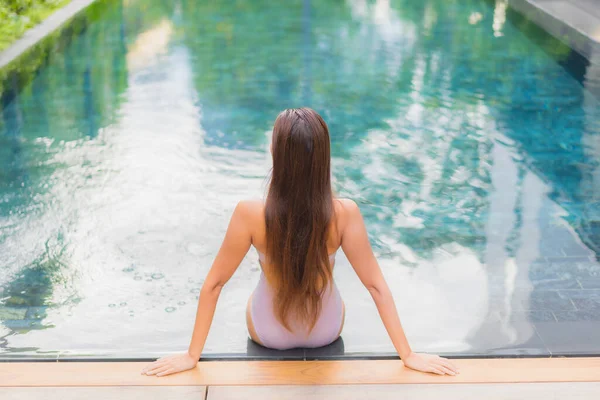 Retrato Bonito Jovem Asiático Mulher Relaxar Sorriso Lazer Redor Piscina — Fotografia de Stock