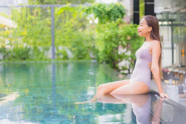 Portrait Belle Jeune Asiatique Femme Relax Sourire Loisirs Autour Piscine — Photo