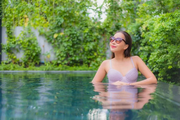 Portrait Belle Jeune Asiatique Femme Relax Sourire Loisirs Autour Piscine — Photo