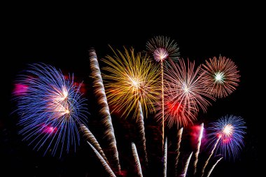 Kutlama yıldönümü arkaplanı için soyut renkli havai fişek gösterisi