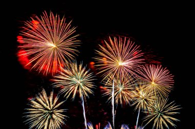 Kutlama yıldönümü arkaplanı için soyut renkli havai fişek gösterisi