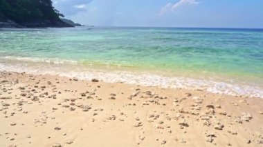 Güzel dalgalı denizin sakin görüntüleri.