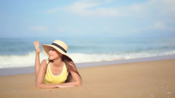 Filmaufnahmen Von Schönen Asiatischen Frauen Die Sich Sommerurlaub Meer Entspannen — Stockvideo