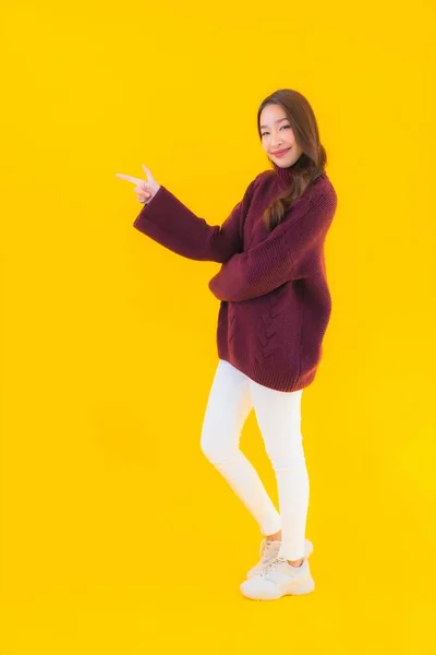 Retrato Hermosa Joven Asiática Mujer Sonrisa Feliz Otra Acción Amarillo —  Fotos de Stock