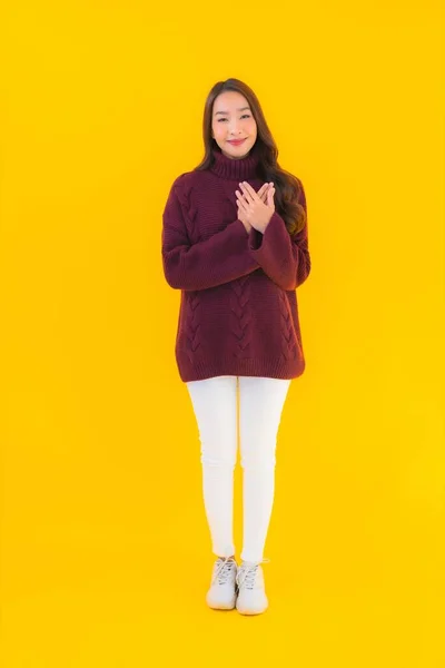 Портрет Красивая Молодая Азиатская Женщина Улыбка Счастливы Другом Действии Желтом — стоковое фото