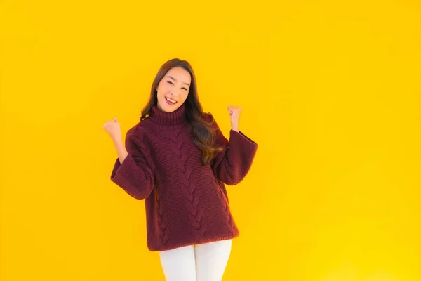 Retrato Hermosa Joven Asiática Mujer Sonrisa Feliz Otra Acción Amarillo — Foto de Stock