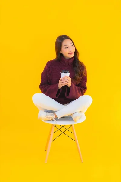 Porträt Schöne Junge Asiatische Frau Sitzt Auf Stuhl Mit Gelbem — Stockfoto