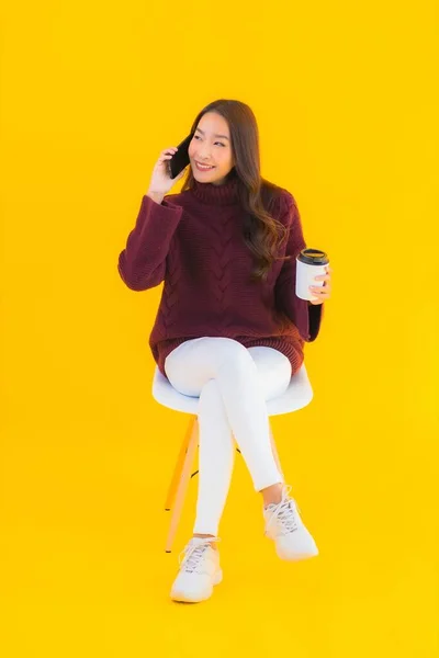 Портрет Красивая Молодая Азиатская Женщина Использовать Смартфон Стуле Желтым Изолированным — стоковое фото