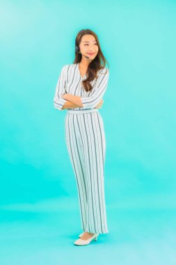 Güzel bir Asyalı kadın portresi mavi izole edilmiş arka planda çağrı merkezi