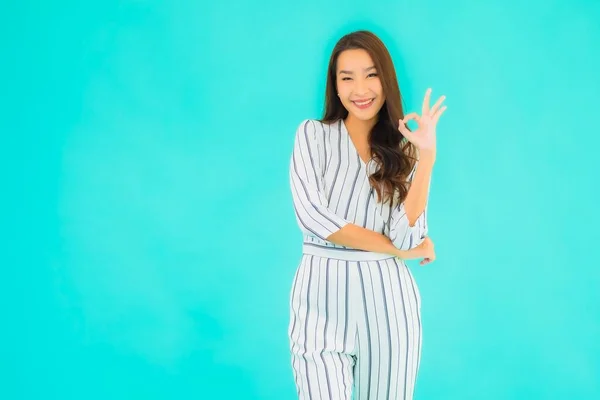 ポートレート美しい若いアジアの女性の笑顔アクションで青隔離された背景 — ストック写真