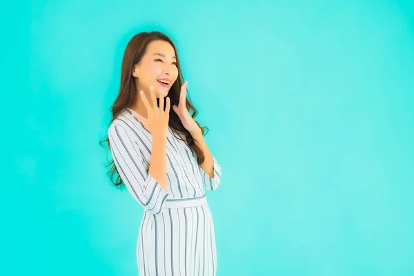 Porträt Schöne Junge Asiatische Frau Lächeln Aktion Auf Blauem Hintergrund — Stockfoto