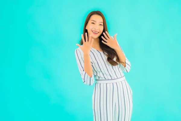 ポートレート美しい若いアジアの女性の笑顔アクションで青隔離された背景 — ストック写真