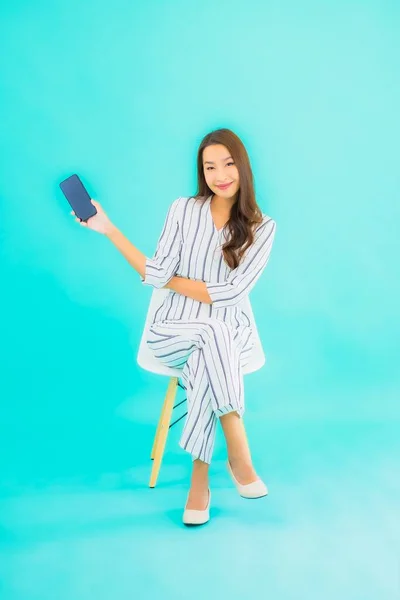 Πορτρέτο Όμορφη Νεαρή Ασιατική Γυναίκα Χρησιμοποιούν Έξυπνο Κινητό Τηλέφωνο Και — Φωτογραφία Αρχείου