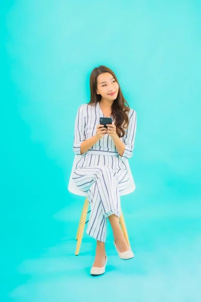 Porträt Schöne Junge Asiatische Frau Verwenden Smartphone Und Sitzen Auf — Stockfoto