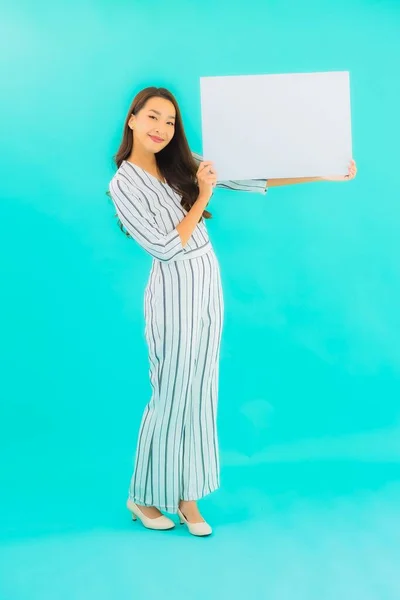 Retrato Bonito Jovem Asiático Mulher Mostrar Branco Vazio Outdoor Azul — Fotografia de Stock