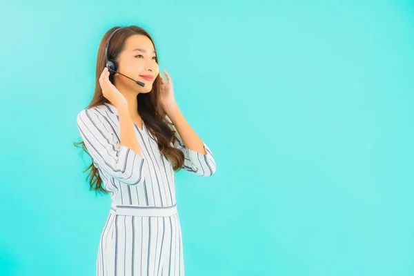Πορτρέτο Όμορφη Νεαρή Ασιατική Γυναίκα Τηλεφωνικό Κέντρο Μπλε Απομονωμένο Φόντο — Φωτογραφία Αρχείου
