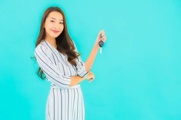 Porträt Schöne Junge Asiatische Frau Mit Autoschlüssel Auf Blauem Hintergrund — Stockfoto