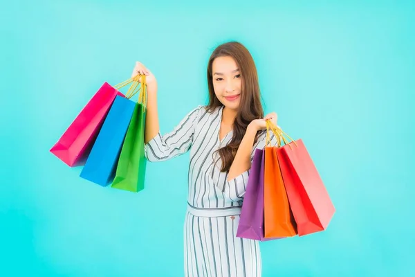 Porträtt Vacker Ung Asiatisk Kvinna Med Färg Shoppingväska Blå Bakgrund — Stockfoto