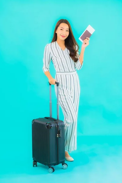 Retrato Hermosa Joven Asiática Mujer Con Pasaporte Equipaje Tarjeta Embarque — Foto de Stock