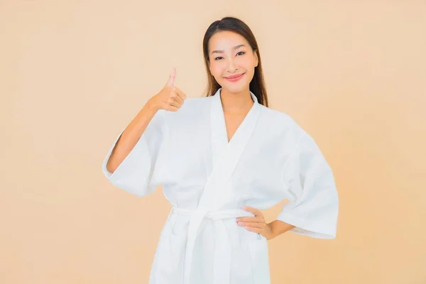 Muotokuva Kaunis Nuori Aasialainen Nainen Käyttää Kylpytakkia Hymyillen Värillä Taustalla — kuvapankkivalokuva