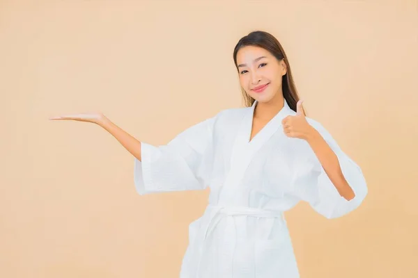 Retrato Bonito Jovem Asiático Mulher Desgaste Roupão Banho Com Sorriso — Fotografia de Stock