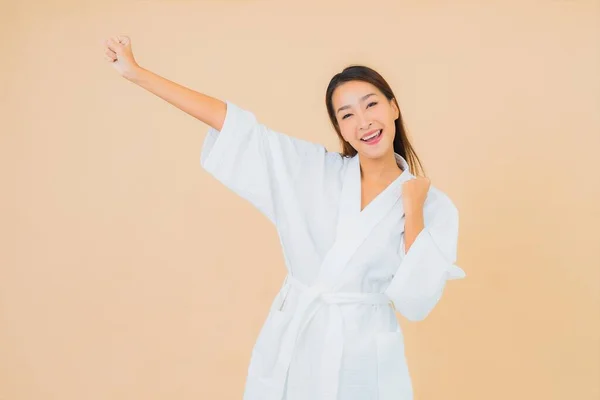 Retrato Bonito Jovem Asiático Mulher Desgaste Roupão Banho Com Sorriso — Fotografia de Stock