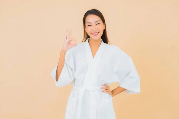 Porträt Schöne Junge Asiatische Frau Tragen Bademantel Mit Lächeln Auf — Stockfoto