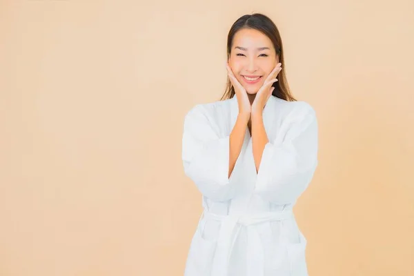 Retrato Hermosa Joven Mujer Asiática Usar Albornoz Con Sonrisa Color —  Fotos de Stock