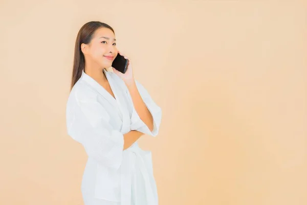 Muotokuva Kaunis Nuori Aasialainen Nainen Käyttää Älypuhelimella Väri Eristetty Tausta — kuvapankkivalokuva