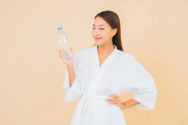 Retrato Hermosa Joven Asiática Mujer Con Botella Agua Para Beber —  Fotos de Stock