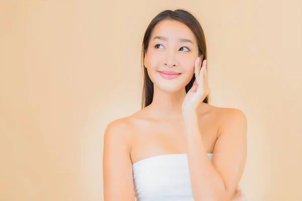 Retrato Hermosa Joven Asiática Mujer Con Belleza Spa Cosmético Maquillaje —  Fotos de Stock