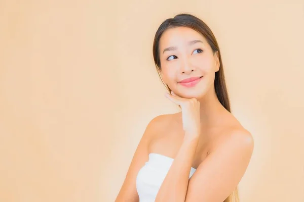 아름다운 화장품을 사용하는 아름다운 아시아 여성의 초상화 배경에 — 스톡 사진