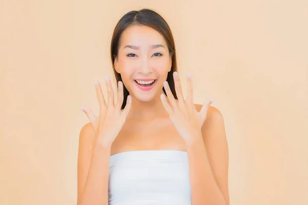 Retrato Hermosa Joven Asiática Mujer Con Belleza Spa Cosmético Maquillaje —  Fotos de Stock