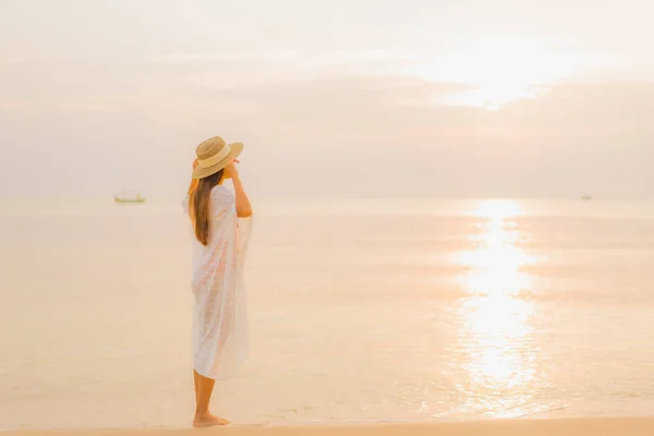 肖像画美しい若いアジアの女性は休暇のための日没時に屋外の海のビーチの海の周りの笑顔のレジャーをリラックス — ストック写真
