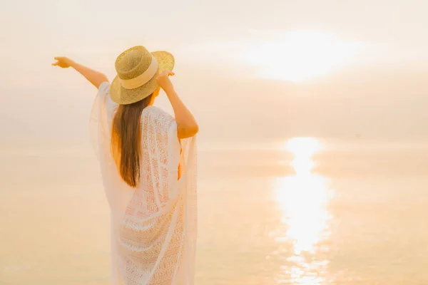 Ritratto Bella Giovane Donna Asiatica Relax Sorriso Svago Intorno Mare — Foto Stock