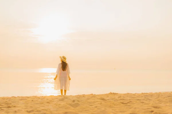 肖像画美しい若いアジアの女性は休暇のための日没時に屋外の海のビーチの海の周りの笑顔のレジャーをリラックス — ストック写真