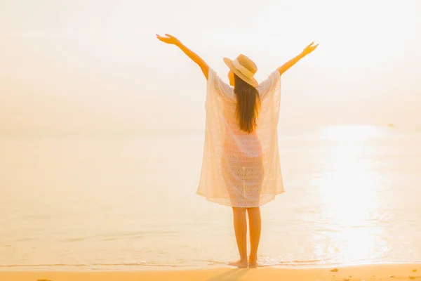 Ritratto Bella Giovane Donna Asiatica Relax Sorriso Svago Intorno Mare — Foto Stock