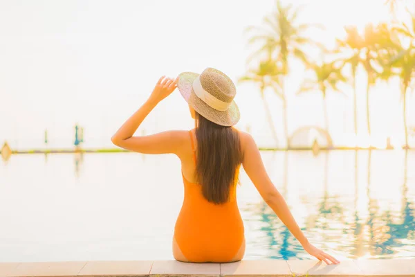 Portret Mooie Jonge Aziatische Vrouw Ontspannen Glimlach Vrijetijdsbesteding Rond Openlucht — Stockfoto