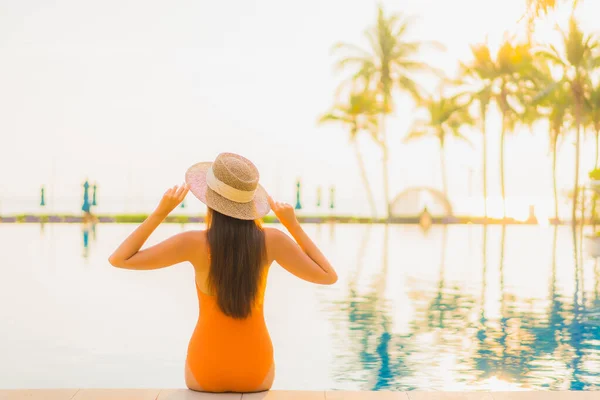 Retrato Bonito Jovem Asiático Mulher Relaxar Sorriso Lazer Redor Piscina — Fotografia de Stock