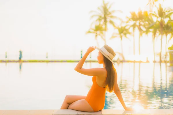 아름다운 아시아 여인이 수영장 주위에서 미소짓고 — 스톡 사진